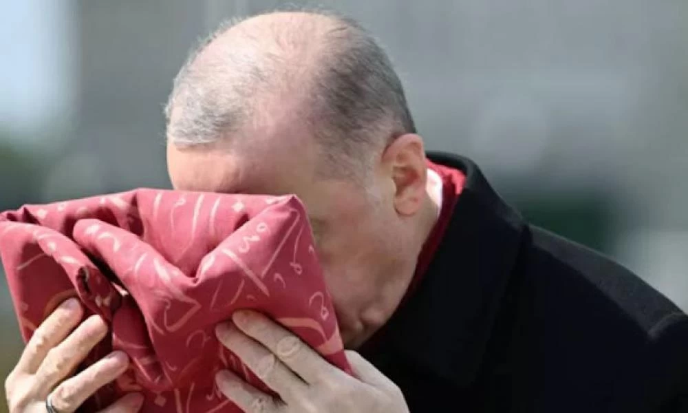 Τουρκία: Ο Ερντογάν φίλησε επανειλλημένα την 129χρονη Οθωμανική σημαία